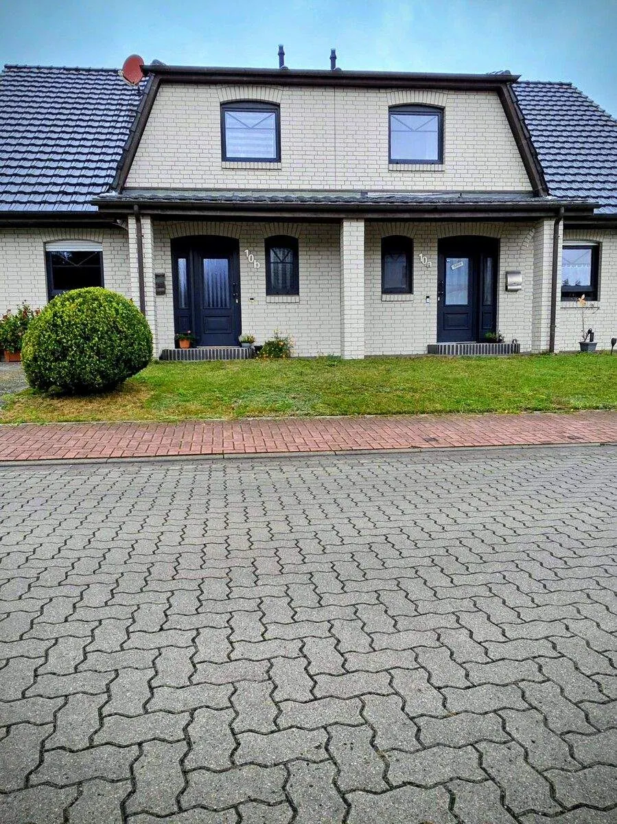 Straßenansicht des Doppelhauses mit Klinkerfassade