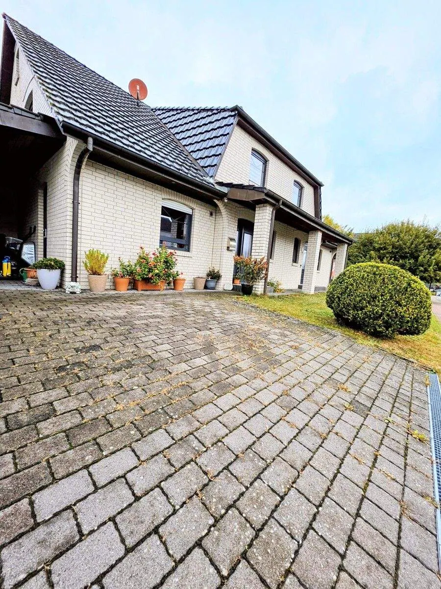 Seitenansicht mit Carport und Zufahrt