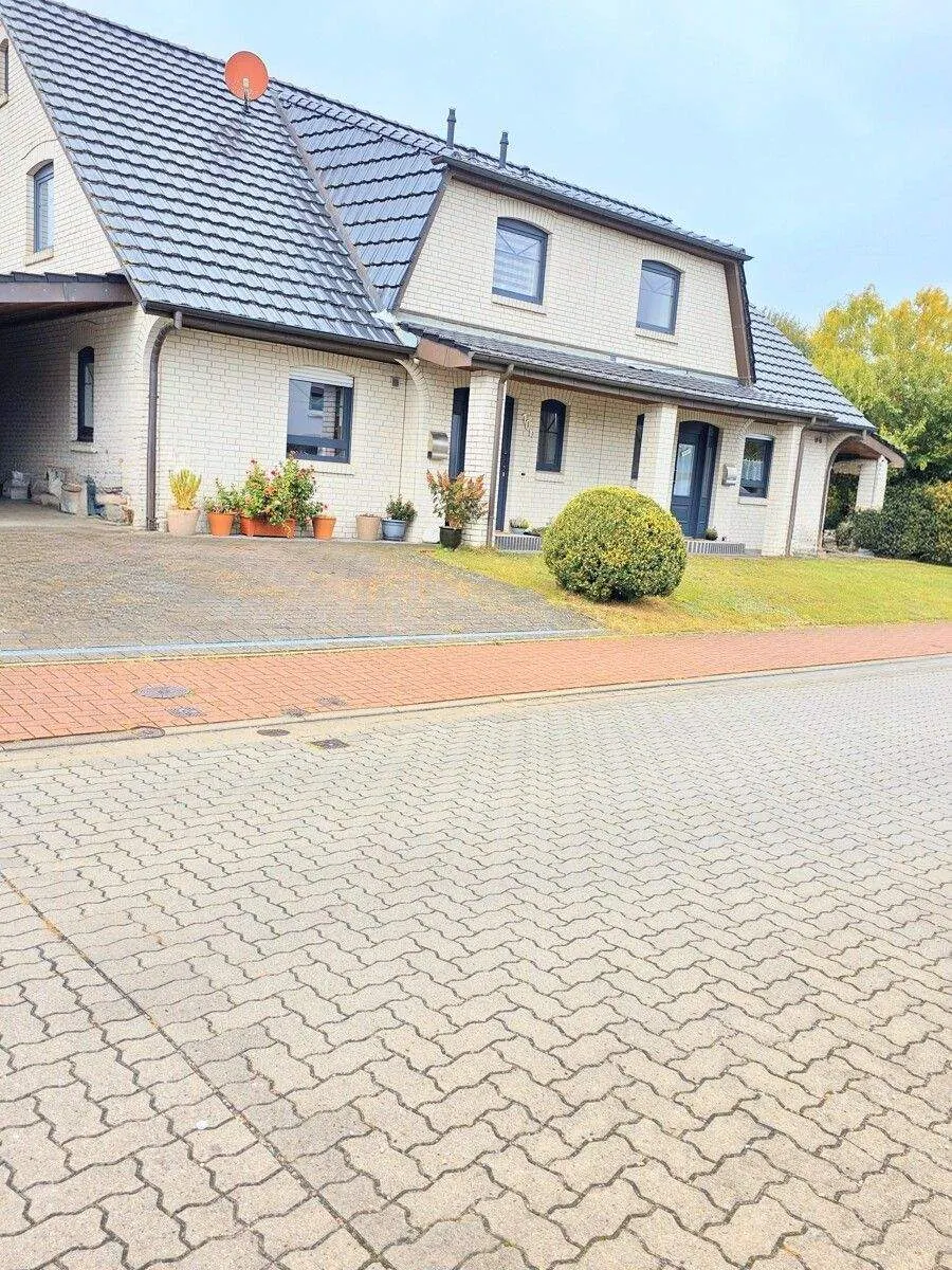 Straßenansicht der Doppelhaushälfte