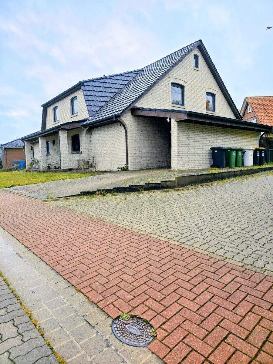Seitenansicht mit Carport und Zufahrt